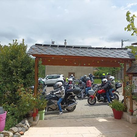 Le Sapin Rouge - Restaurant - Bar - Chambres D'Hotes Artigues  Екстериор снимка