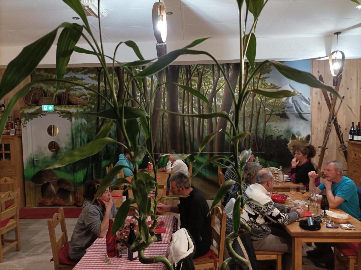 Le Sapin Rouge - Restaurant - Bar - Chambres D'Hotes Artigues  Екстериор снимка