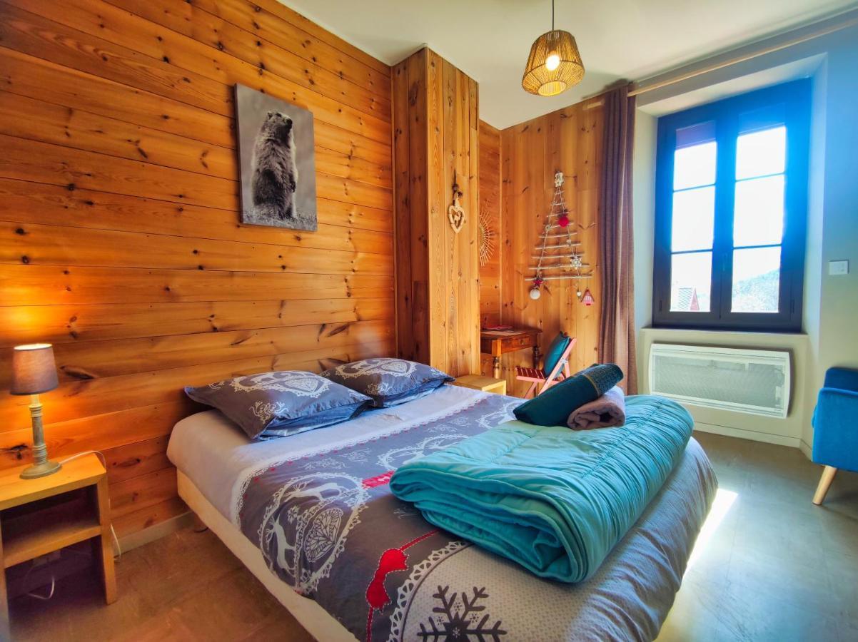 Le Sapin Rouge - Restaurant - Bar - Chambres D'Hotes Artigues  Екстериор снимка