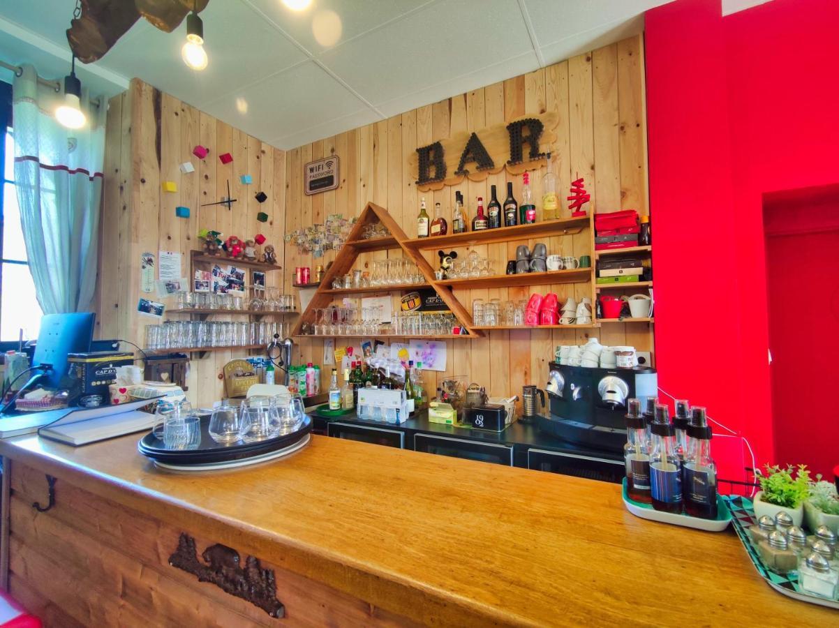 Le Sapin Rouge - Restaurant - Bar - Chambres D'Hotes Artigues  Екстериор снимка