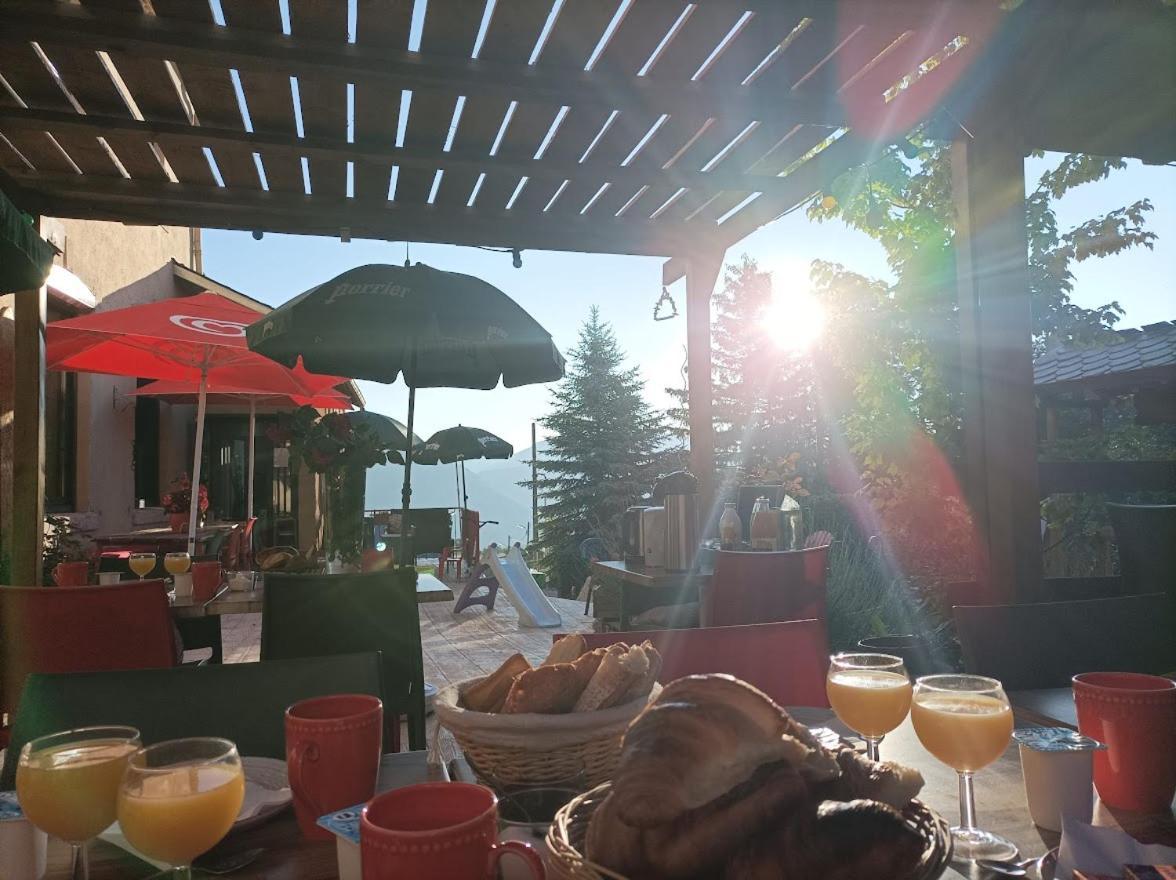Le Sapin Rouge - Restaurant - Bar - Chambres D'Hotes Artigues  Екстериор снимка