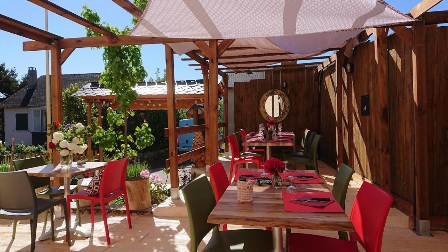 Le Sapin Rouge - Restaurant - Bar - Chambres D'Hotes Artigues  Екстериор снимка