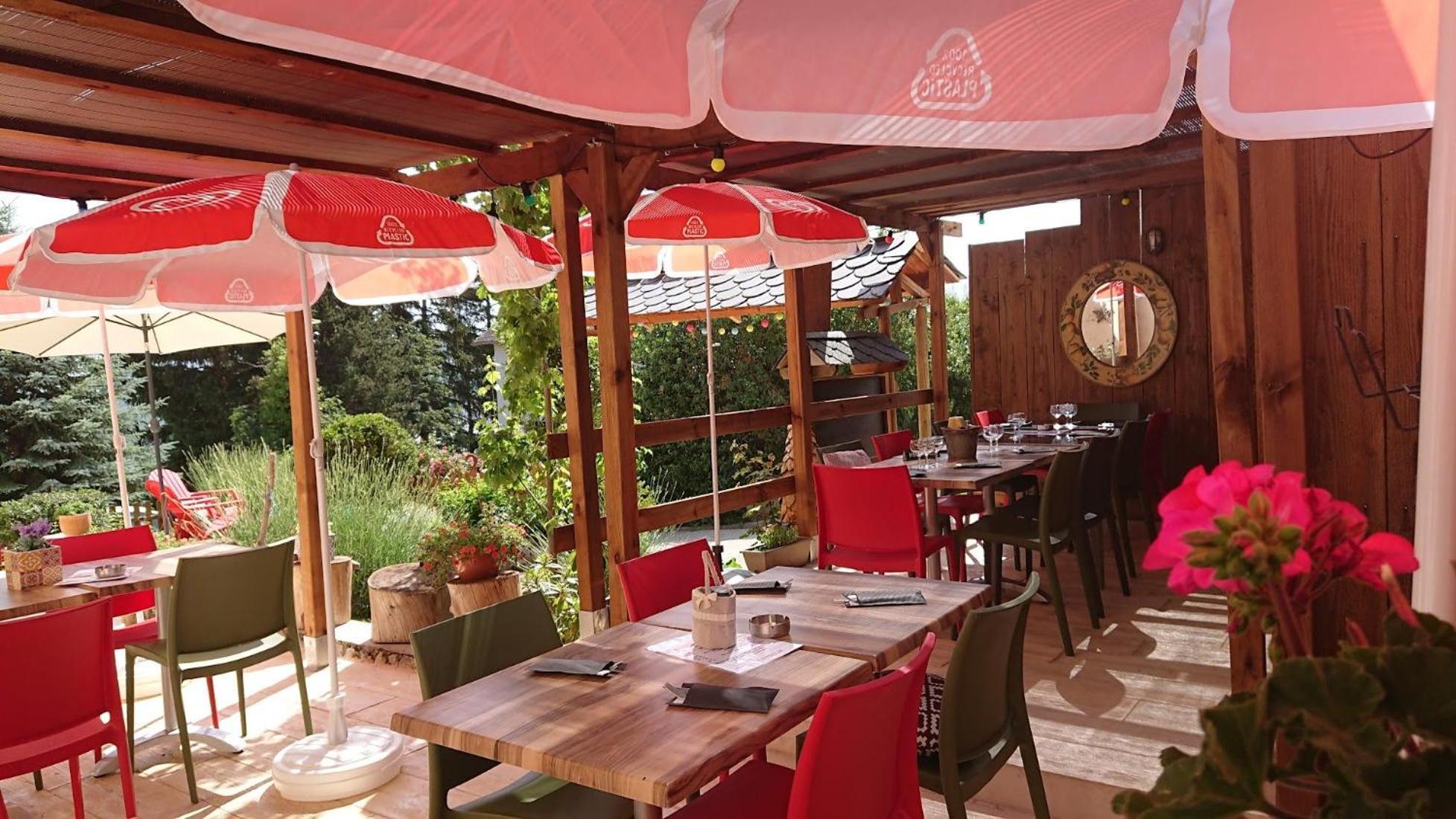 Le Sapin Rouge - Restaurant - Bar - Chambres D'Hotes Artigues  Екстериор снимка