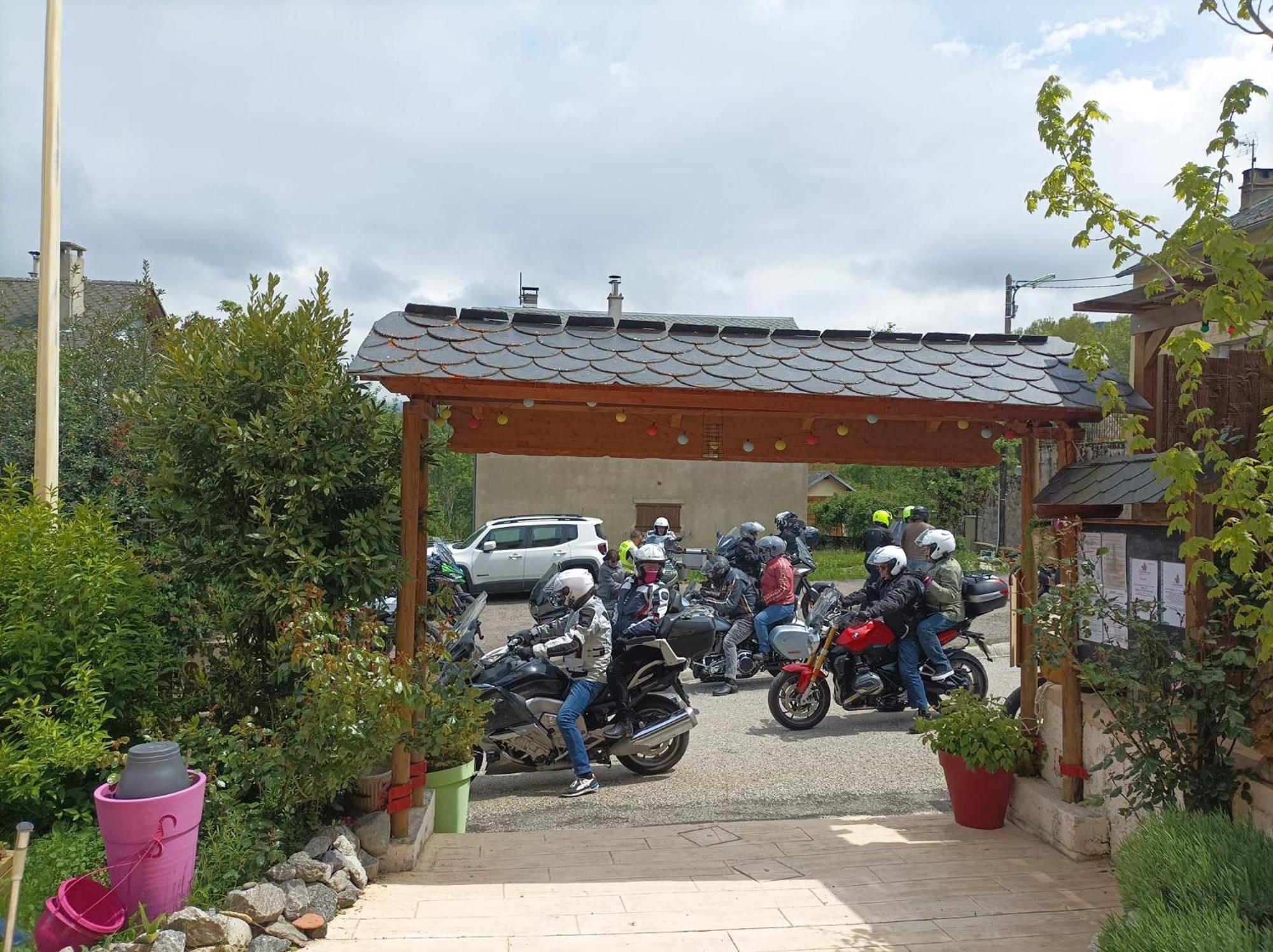 Le Sapin Rouge - Restaurant - Bar - Chambres D'Hotes Artigues  Екстериор снимка