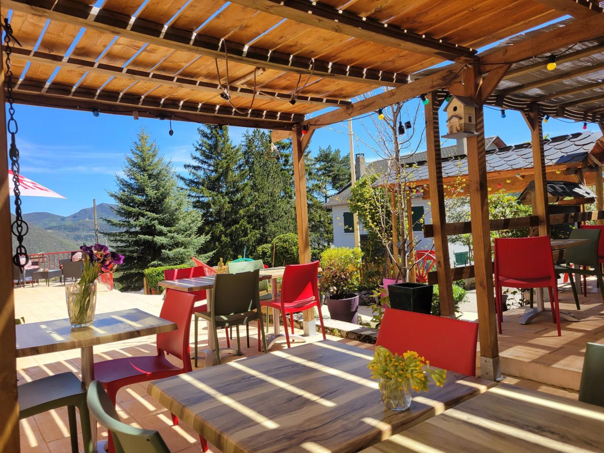 Le Sapin Rouge - Restaurant - Bar - Chambres D'Hotes Artigues  Екстериор снимка